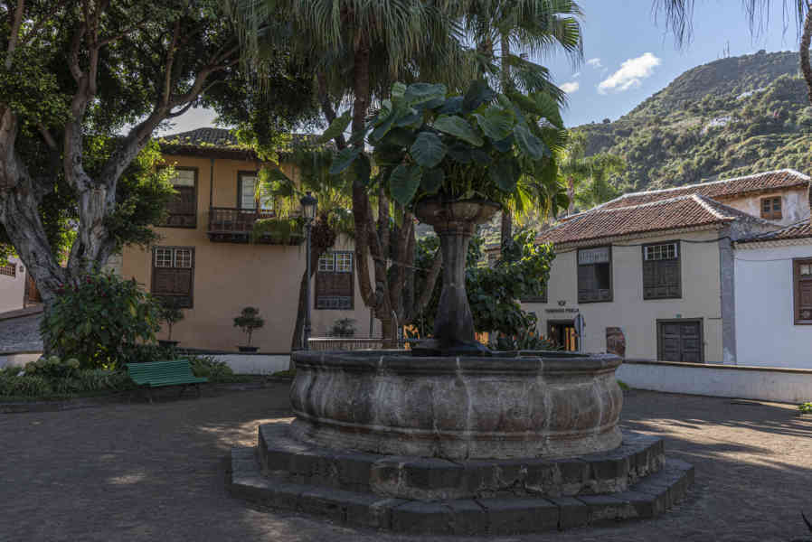 Tenerife 224 - Icod de los Vinos - plaza La Constitución.jpg